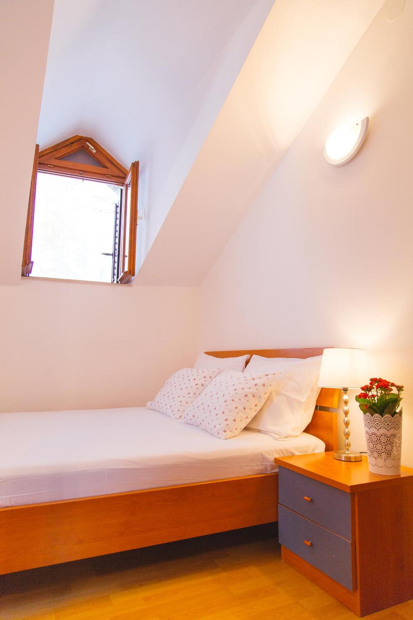 Inn By The River Omis Bilik gambar