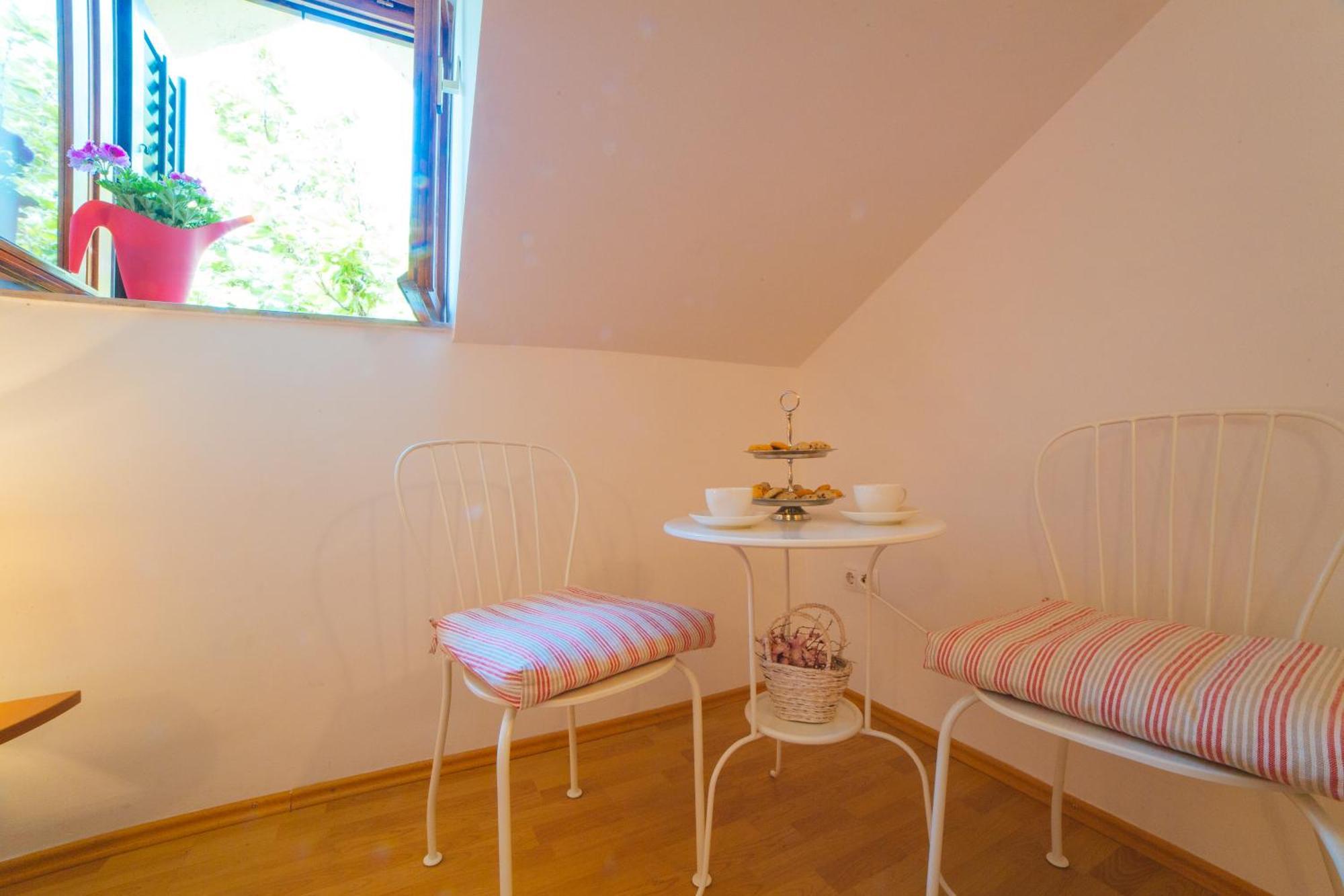 Inn By The River Omis Bilik gambar